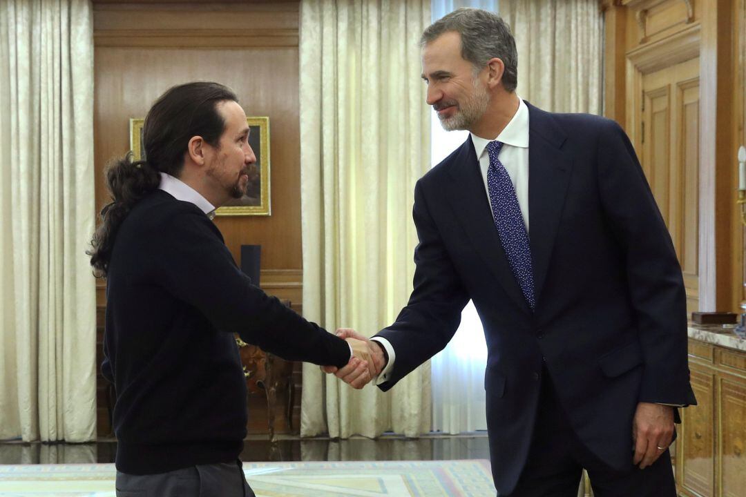 Pablo Iglesias, saludando al rey Felip VI, este miércoles.