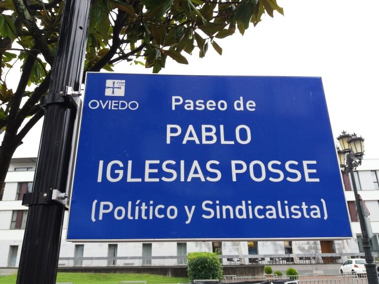 Placa del Paseo de Pablo Iglesias en Las Caldas, Oviedo.