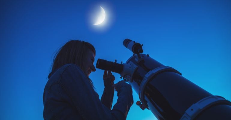 Observación con telescopio de un eclipse lunar