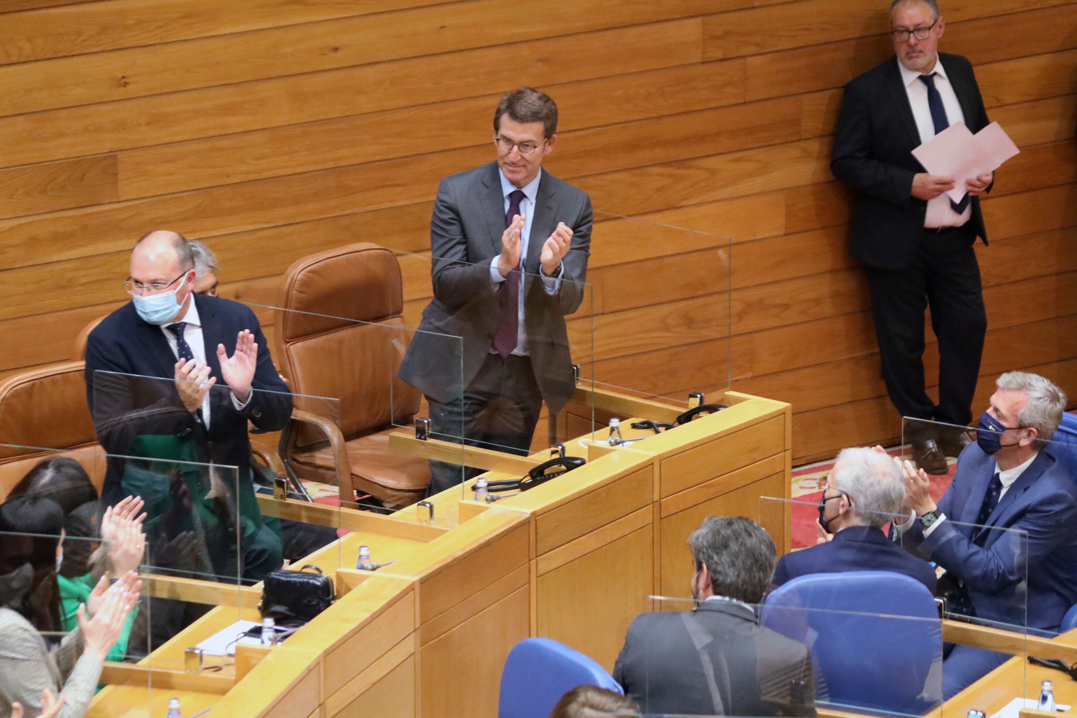 SANTIAGO DE COMPOSTELA, 24/05/2022.-El presidente del PP, Alberto Núñez Feijóo (c), agradece a los diputados gallegos su elección como senador por designación de la comunidad autónoma de Galicia, junto a él, el vicesecretario de Organización Territorial de ese partido, Miguel Tellado (2i) en un pleno celebrado esta tarde en el Parlamento Gallego. EFE/Xoán Rey.