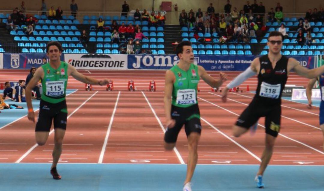 Dos atletas del Playas en la prueba de 60 metros de velocidad 