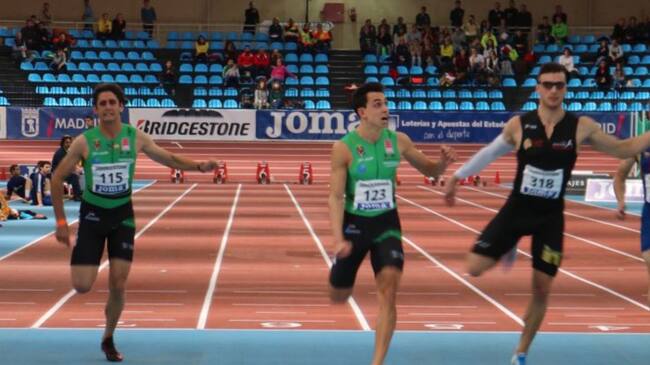 Dos atletas del Playas en la prueba de 60 metros de velocidad