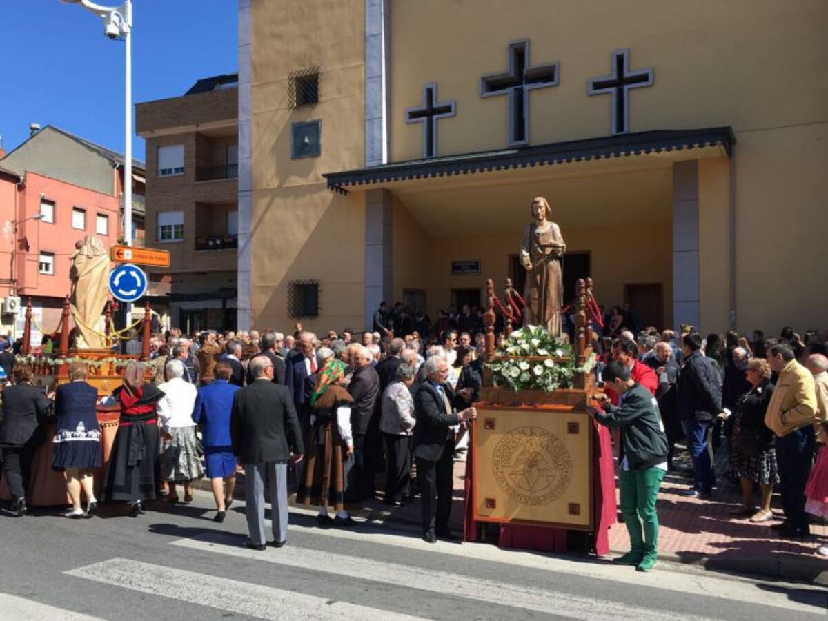 Cuatrovientos celebra a San José pidiendo mejoras en la plaza