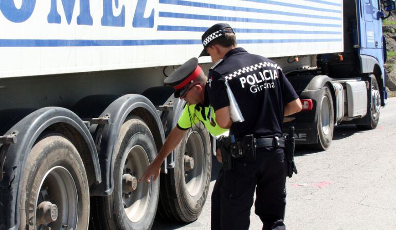 La policia municipal cada cop té més feina i falten agents.