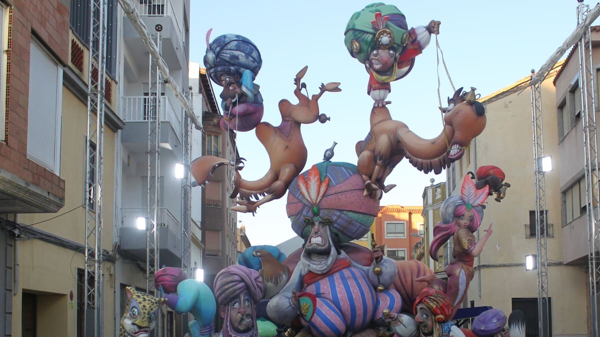 La Falla Cambro de Tavernes se corona con el primer premio en el monumento grande