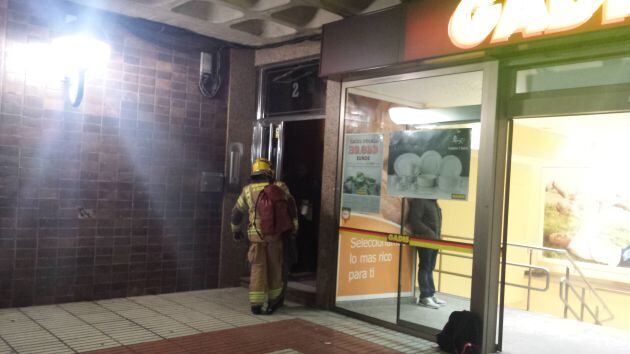 Un bombero en el edificio en el que se registró el siniestro