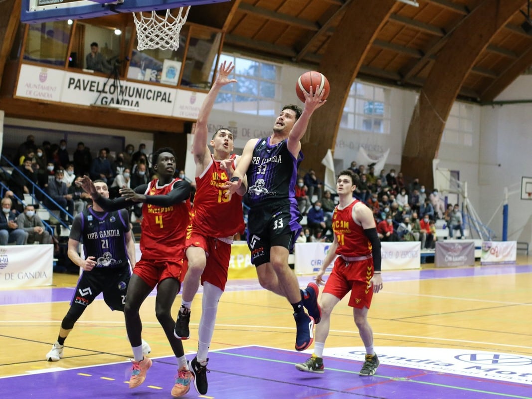 Alan Kleinjan intenta anotar durante el partido ante UCAM Murcia B