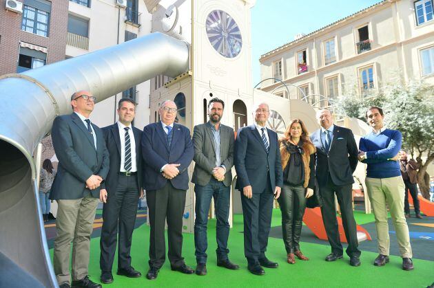 El alcalde de Málaga, junto a otras autoridades, han inaugurado el parque este Lunes Santo