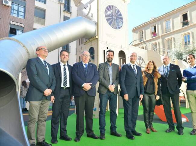 El alcalde de Málaga, junto a otras autoridades, han inaugurado el parque este Lunes Santo