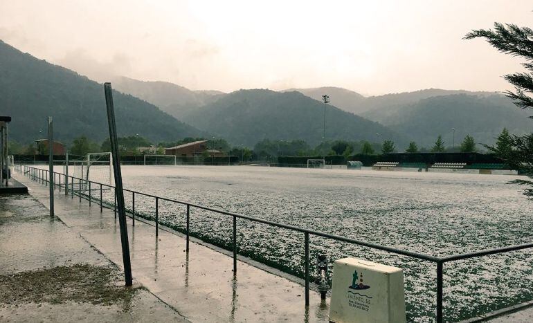 Estat del camp de futbol de Besalú després de la pedregada