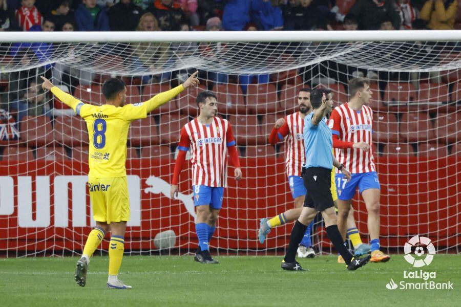 Momento en el que Cardona adelanta a Las Palmas en El Molinón.