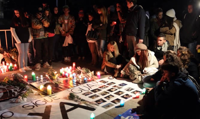 Familiares, amigos y conocidos de las cinco jóvenes muertas en la tragedia del Madrid Arena hace un año, durante la vigilia para recordar a las víctimas