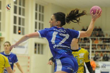 Eli Pinedo se retiró en 2016 tras 17 años de una trayectoria deportiva llena de éxitos en el balonmano: títulos de Liga, de Copa, medallas en Olimpiadas, Campeonatos de Europa y del Mundo. La extremo de Amurrio se ha convertido también en una de las mayor