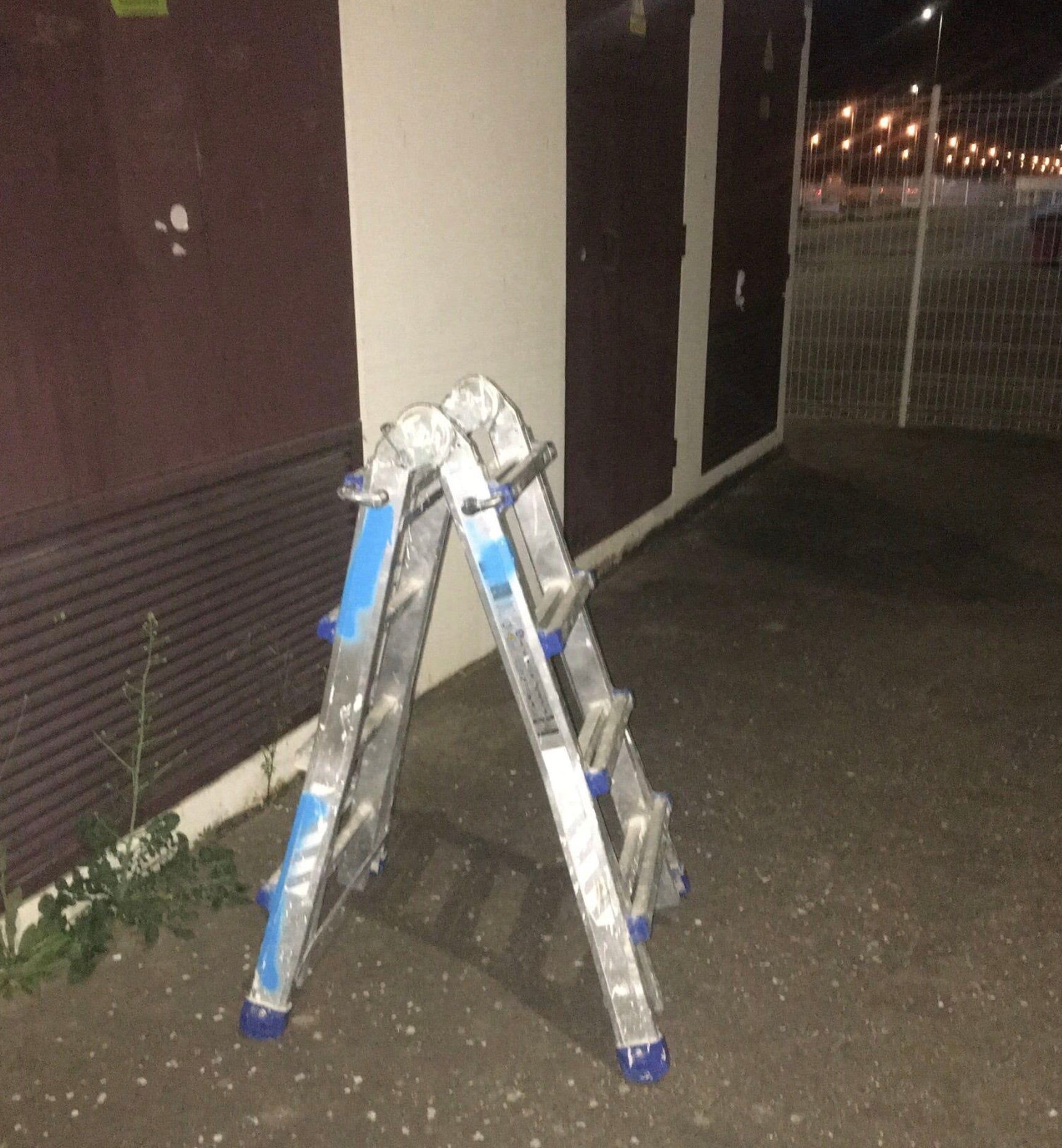 Escalera que llevaban junto al Centro de Transformación que iban a grafitear