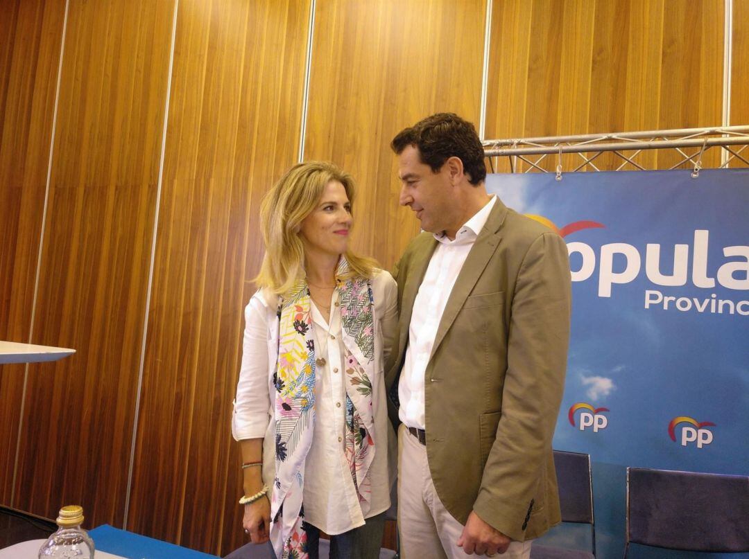 Juan Manuel Moreno Bonilla, presidente de la Junta de Andalucía, y Ana Mestre, nueva presidenta del PP en Cádiz