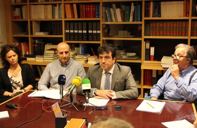 Empleats de BPA explicant les seves demandes en una roda de premsa recent