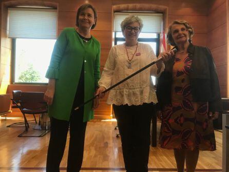 Ana González flanqueada por las dos últimas alcaldesas; Carmen Moriyón (FAC) y Paz Fernández Felgueroso (PSOE)