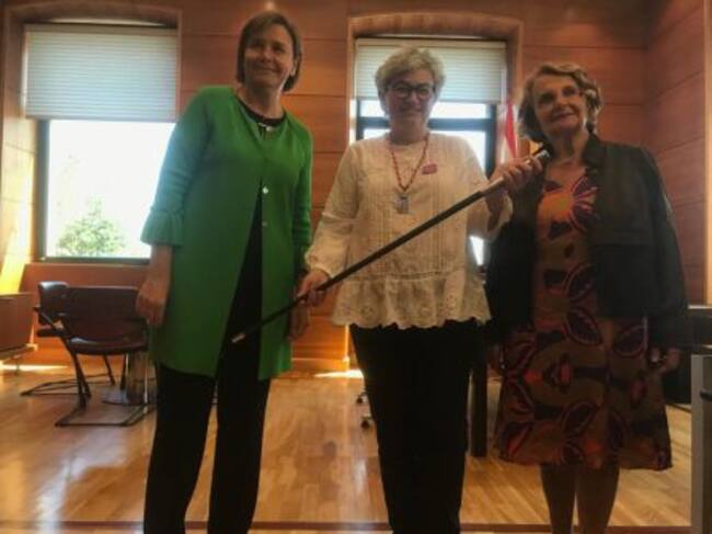 Ana González flanqueada por las dos últimas alcaldesas; Carmen Moriyón (FAC) y Paz Fernández Felgueroso (PSOE)