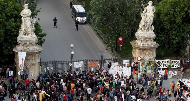 Miles de &#039;indignados&#039; se concentran ante el parque de la Ciutadella