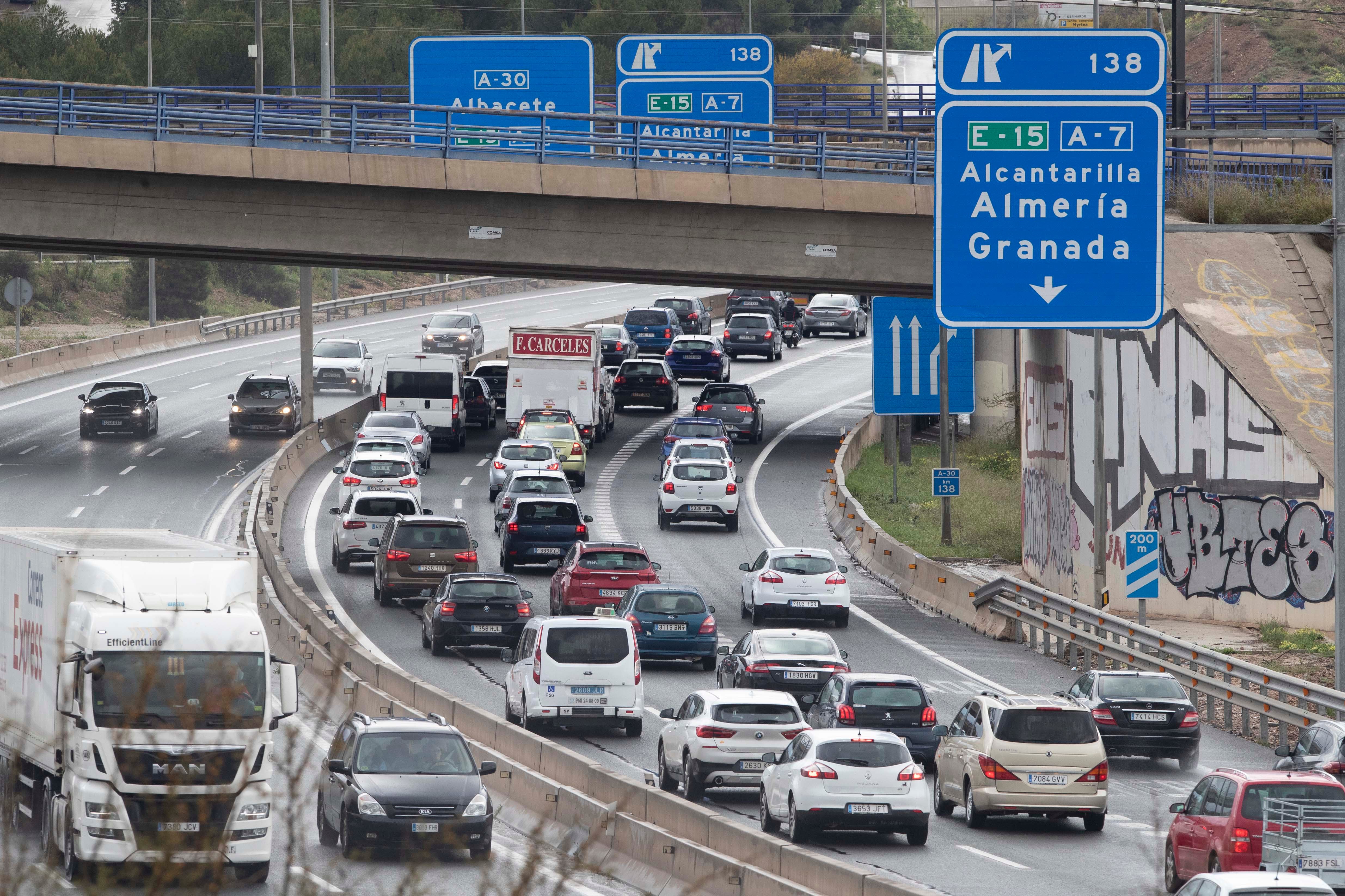 MURCIA, 13/04/2022.- Retenciones de tráfico este Miércoles Santo en la Autovía A-7 a su paso por Murcia, ocasionadas por la segunda operación salida de vacaciones de Semana Santa. EFE/ Marcial Guillén
