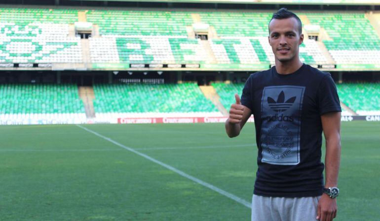 Foued Kadir posa en el estadio Benito Villamarín