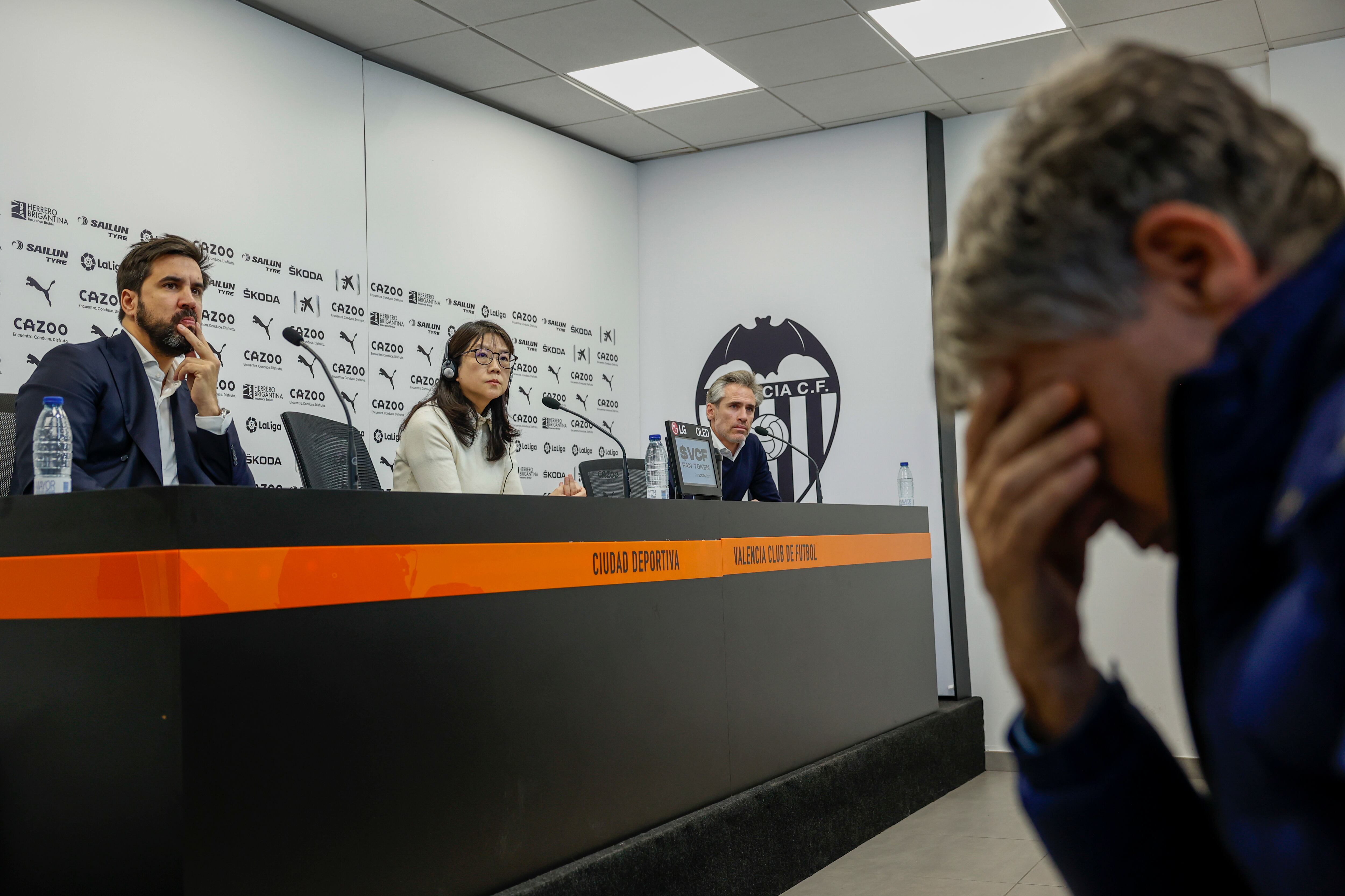 GRAFCVA1081. PATERNA (VALENCIA), 01/02/2023.- La presidenta del Valencia CF, Layhoon Chan, el director técnico, Miguel Ángel Corona, el director corporativo, Javier Solís (i), y el exfutbolista valencianista, Miguel Tendillo (d), durante la rueda de prensa ofrecida este miércoles. EFE/Biel Aliño