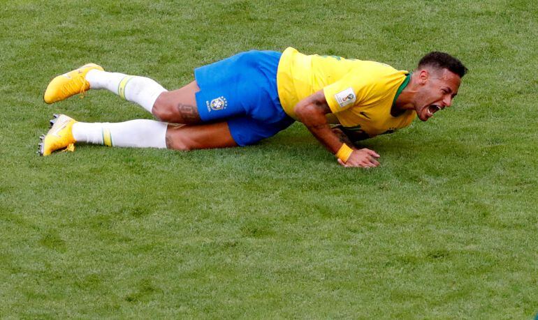 Neymar se queja de una falta durante el Mundial