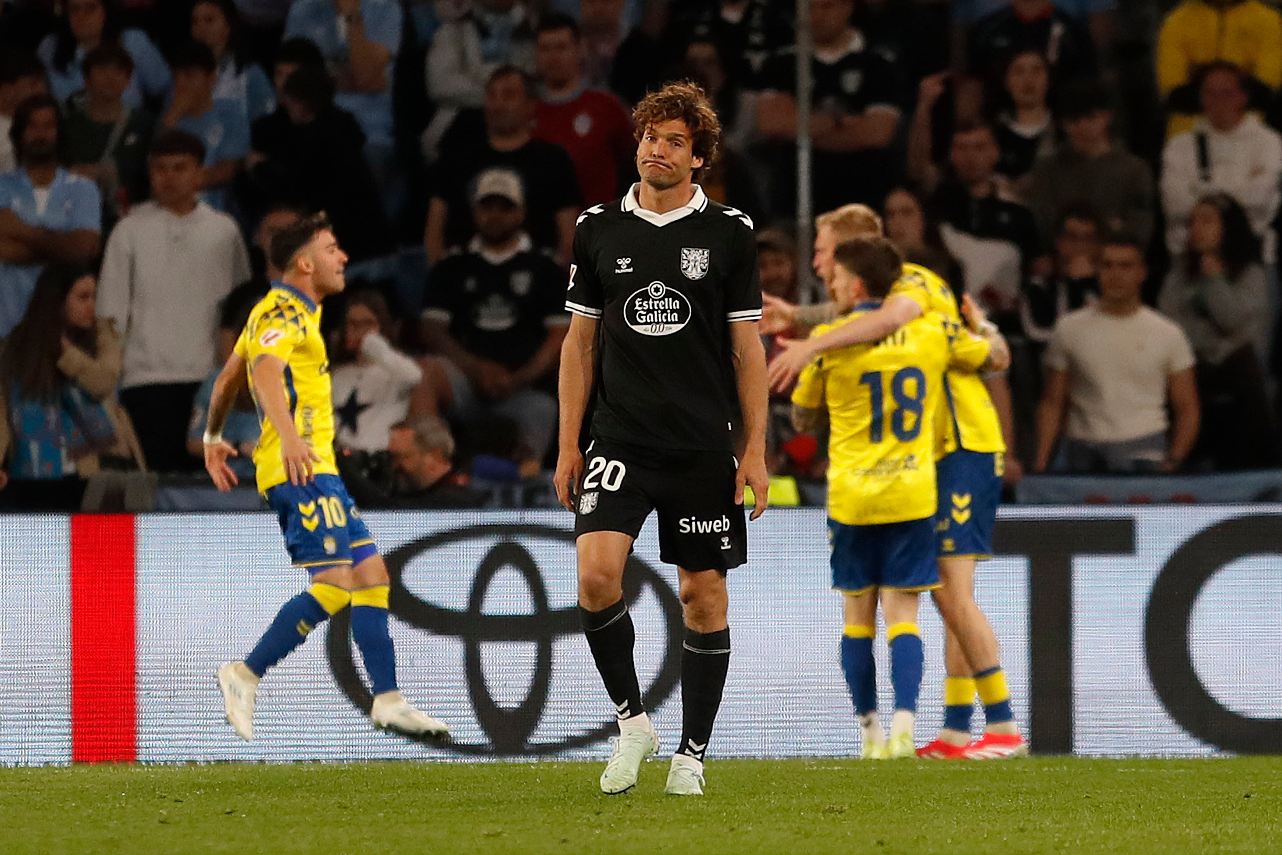 VIGO (GALICIA), 31/03/2025.- El defensa del Celta Marcos Alonso (c) tras el gol de Alberto Moleiro (i), de Las Palmas, durante el partido de la jornada 29 de LaLiga EA Sports entre el Celta de Vigo y el UD Las Palmas, este lunes en el estadio de Balaídos, en Vigo (Galicia). EFE/ Salvador Sas