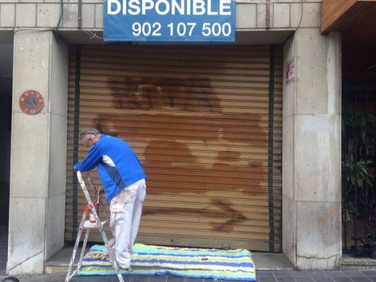 Un pintor retira el mensaje amenazante contra Rita Barberá.