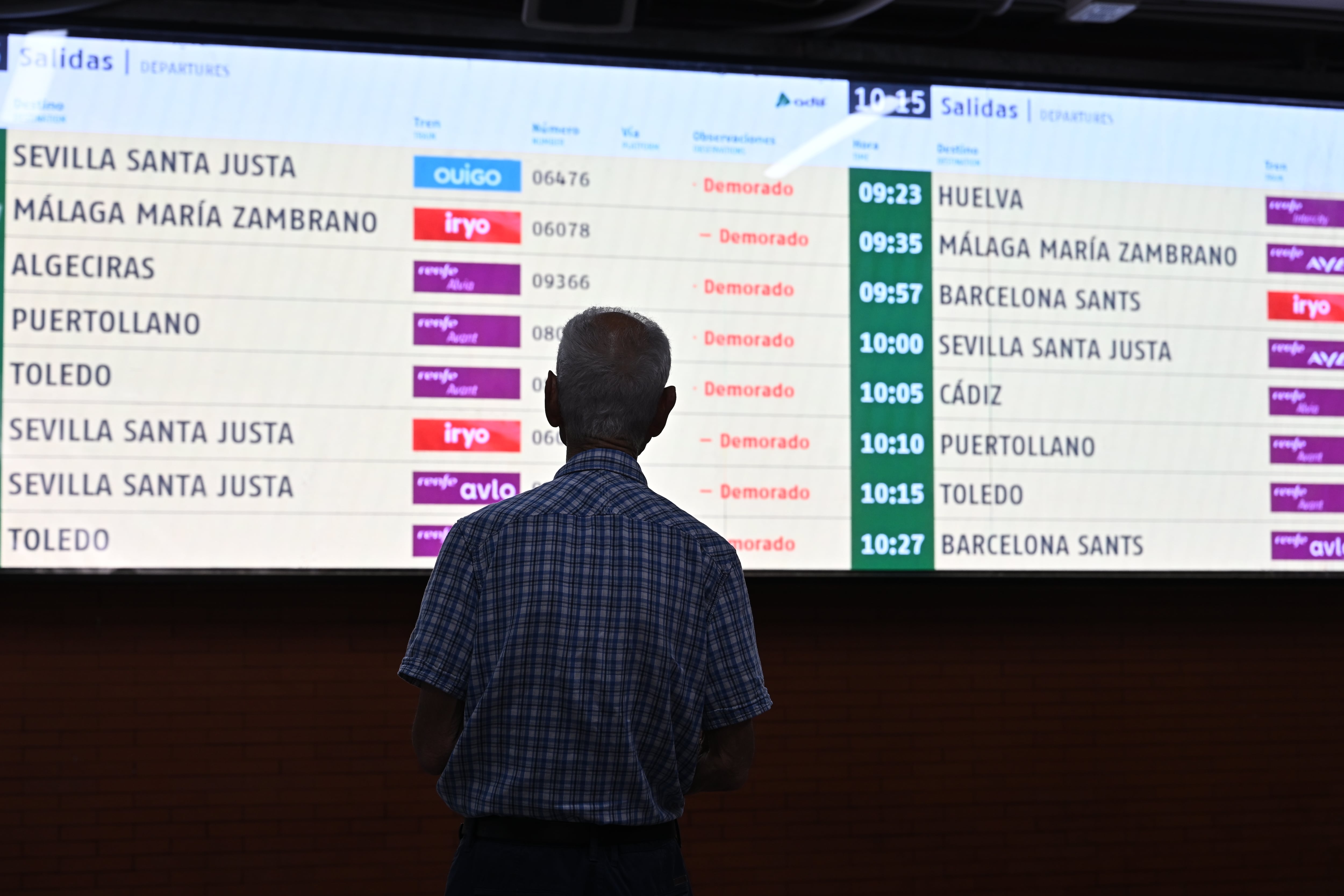 MADRID, 01/07/2025.- Un hombre observa los paneles informativos en la Estación de Atocha, en Madrid, este martes. Los trenes del corredor sur con origen/destino Madrid y/o Sevilla no circularán hasta nuevo aviso, según indica Adif en sus redes sociales. Este anuncio se produce ante la dificultad para rescatar dos trenes afectados por la incidencia que hace 11 horas se registró entre Los Yeles (Toledo) y La Sagra (en el suroeste de la Comunidad de Madrid) debido a una falta de tensión en la catenaria. EFE/ Fernando Villar