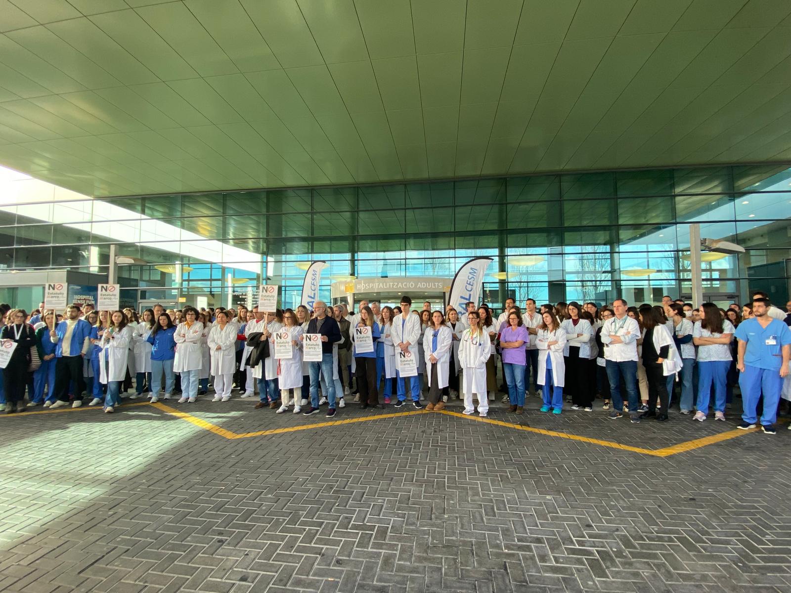 Protesta de los médicos a las puertas del hospital de Son Espases