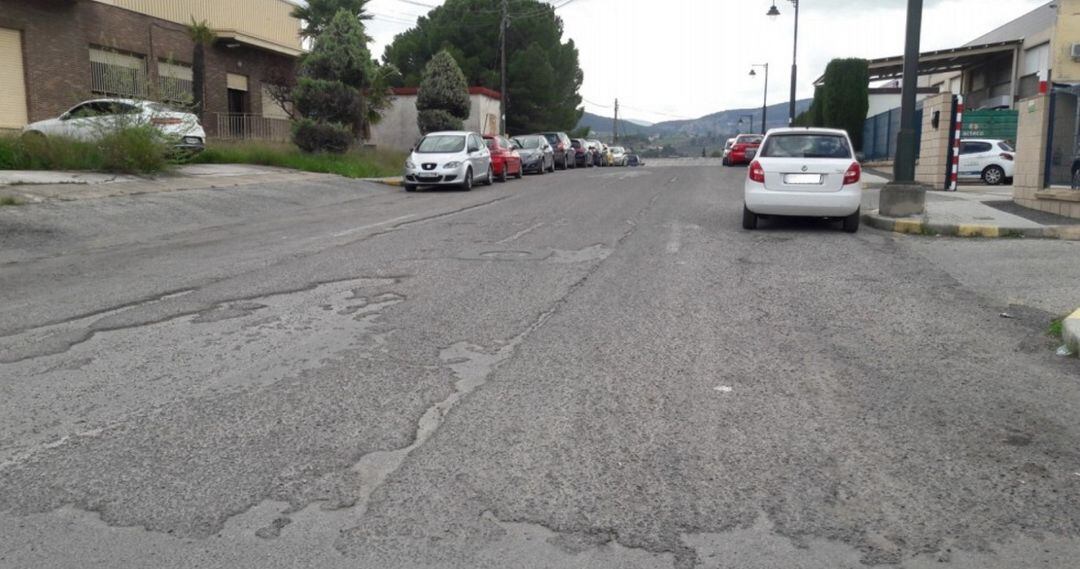 Una vista del asfalto deteriorado en la calle D del polígono industrial Cotes Baixes de Alcoy.