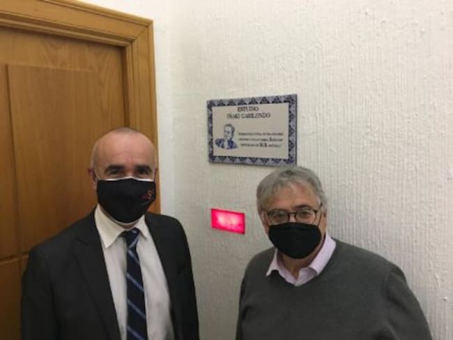 El alcalde de Sevilla, Antonio Muñoz, junro al director de Radio Sevilla, Antonio Yélamo, a las puertas del Estudio Iñaki Gabilondo.