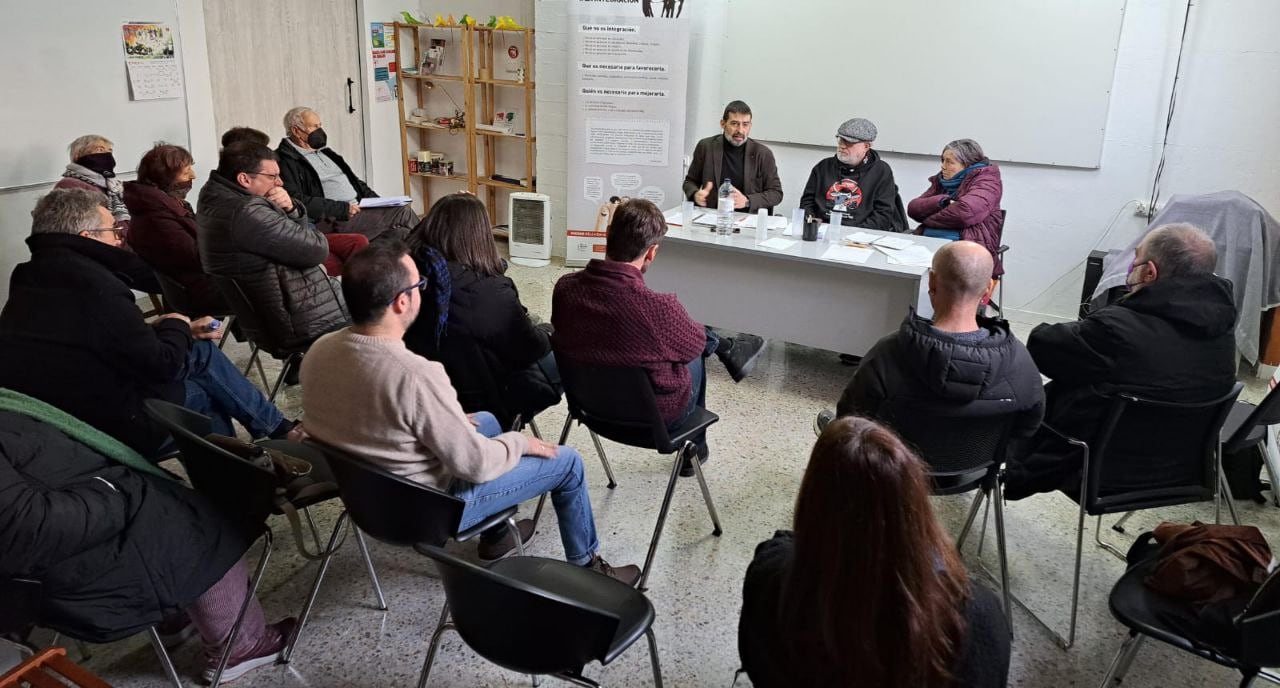 Álvaro Sanz, Coordinador general de IU Aragón, Vicente Guerrero, Coordinador de IU Alto Aragón, y Marga Deyá, responsable de Derechos Sociales y Feminismo de IU Aragón, en su reunión en Huesca