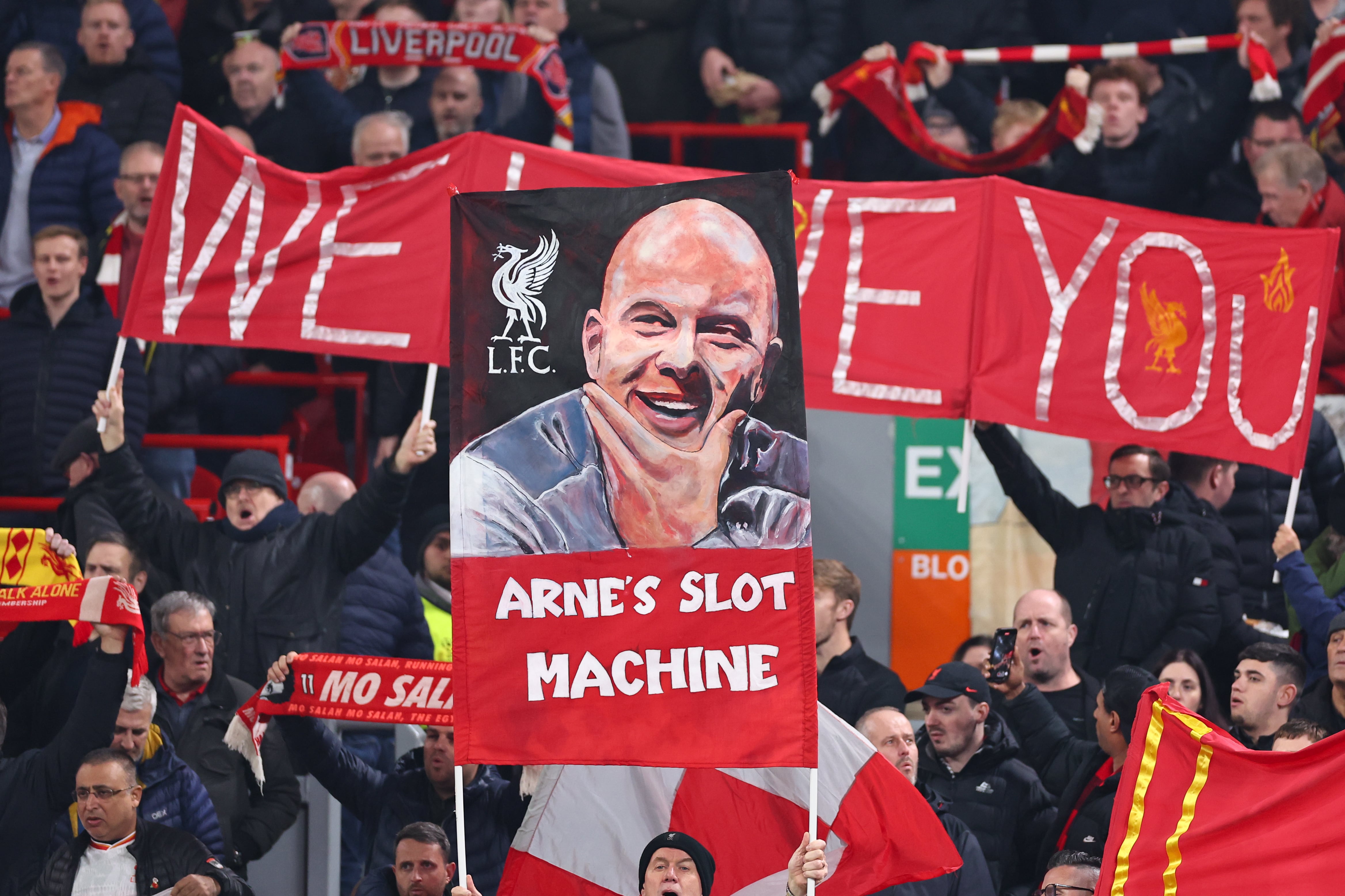 Pancarta en apoyo a Arne Slot en la grada de Anfield. (Robbie Jay Barratt - AMA/Getty Images)