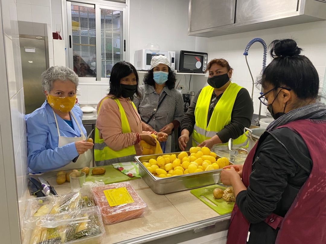 Un grupo de voluntarias cocina y prepara la comida para las familias más necesitadas