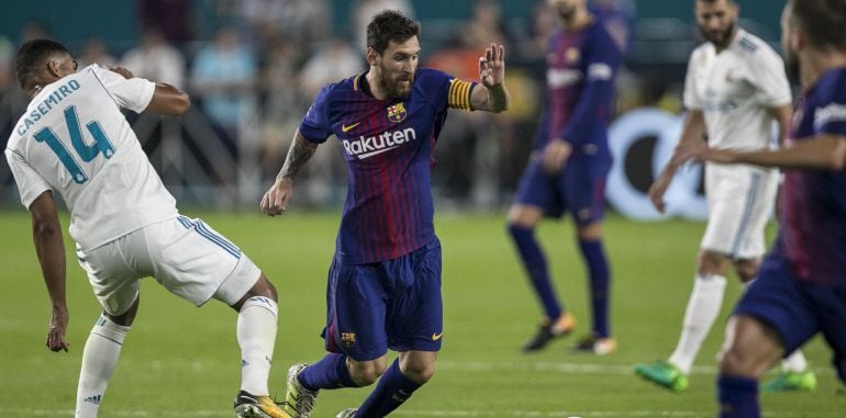 Messi se marcha de Casemiro en una jugada en el amistoso jugado en Miami