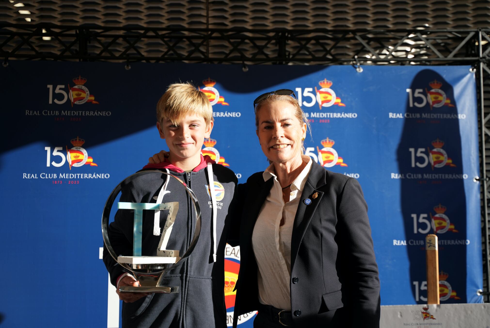 Theresa Zabell entregó el trofeo al campeón de la regata que lleva su nombre