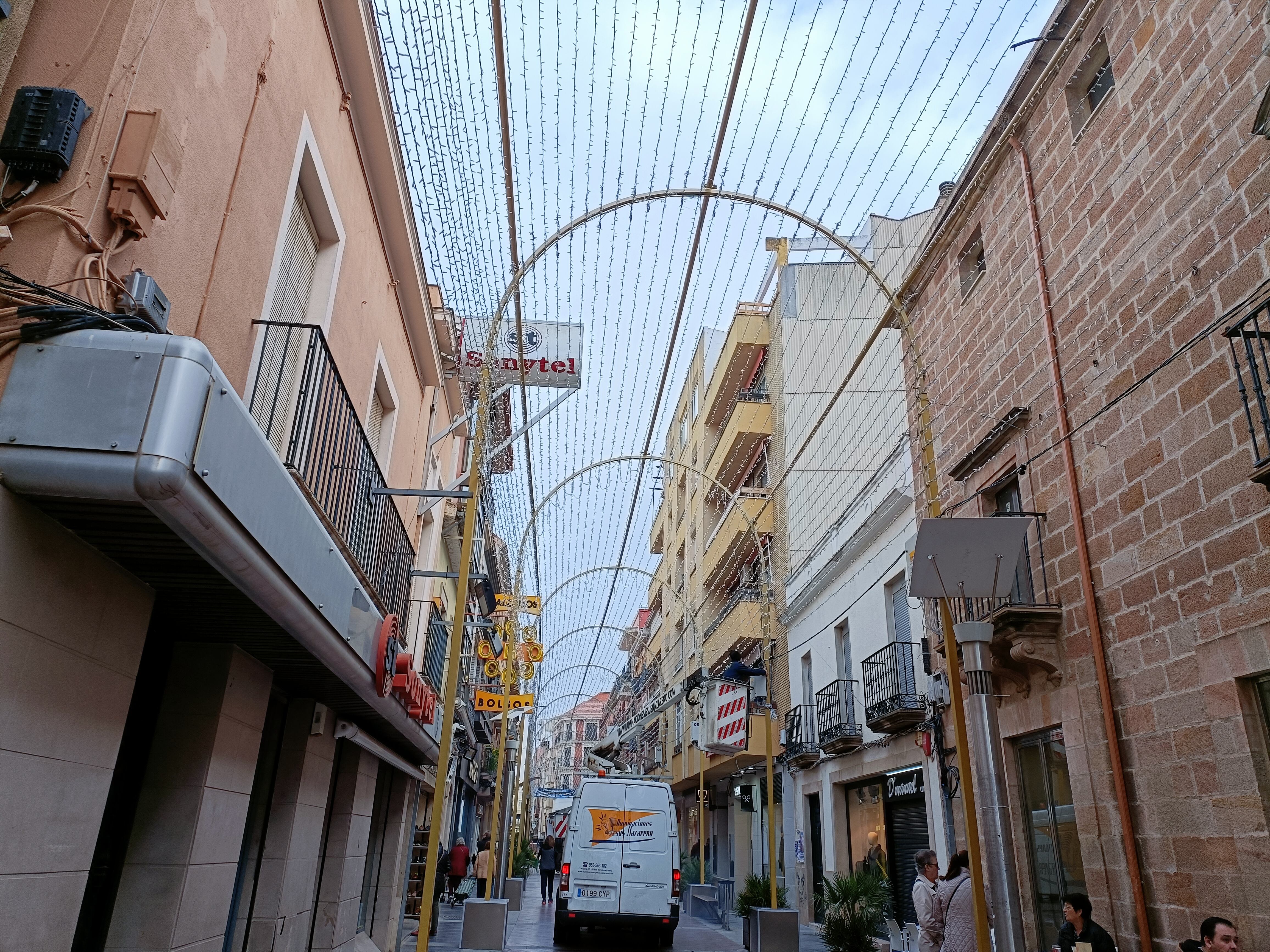 Instalación del túnel de luz y sonido en el Paseja del Comercio de Linares.