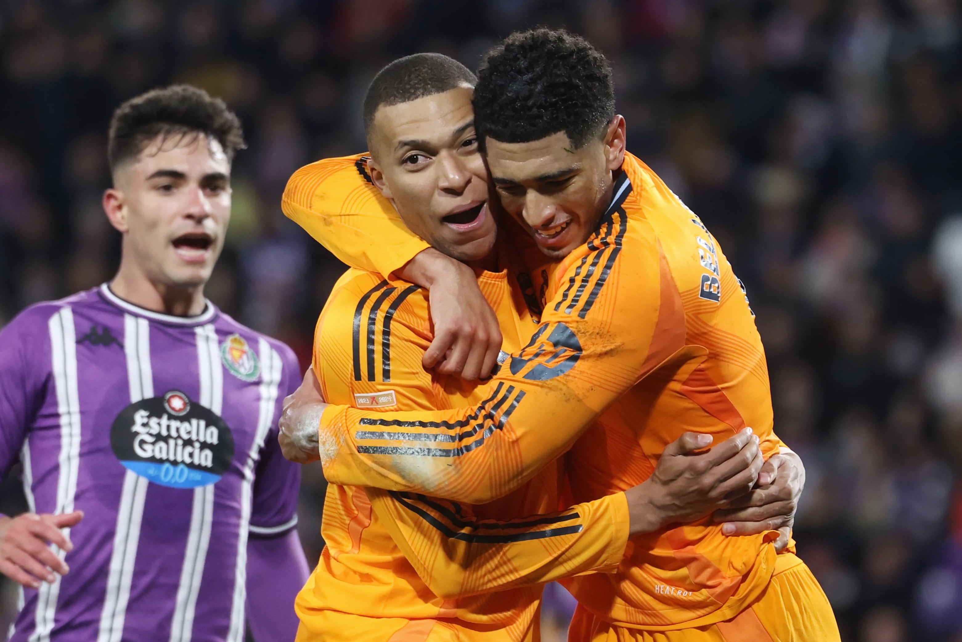 Mbappé celebra uno de sus goles junto a Bellingham en Valladolid