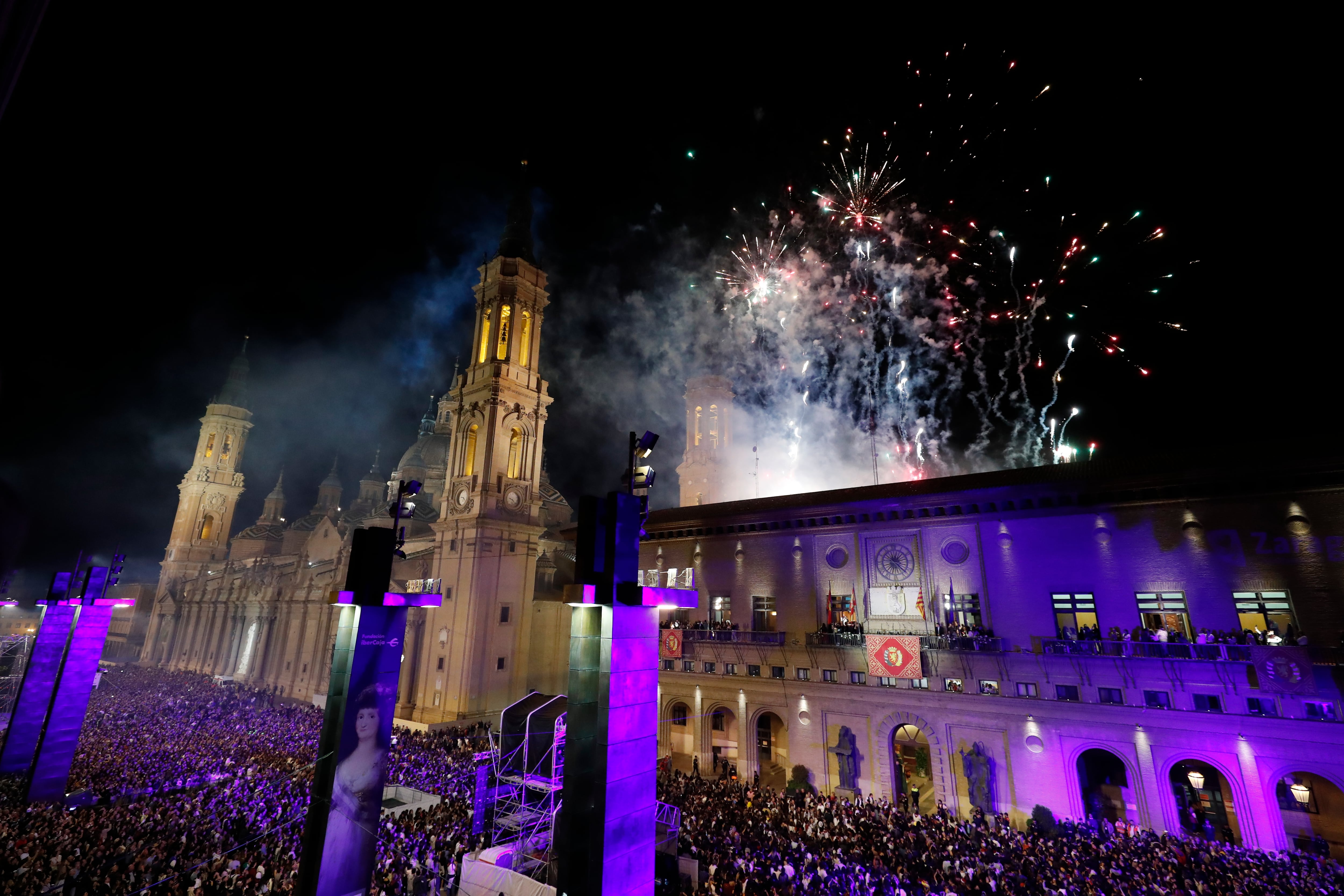 ZARAGOZA, 05/10/2024.- Los ganadores OT Juanjo Bona y Naiara Moreno protagonizan el pregón que da inicio a las Fiestas de El Pilar, este sábado en Zaragoza. EFE/Javier Cebollada
