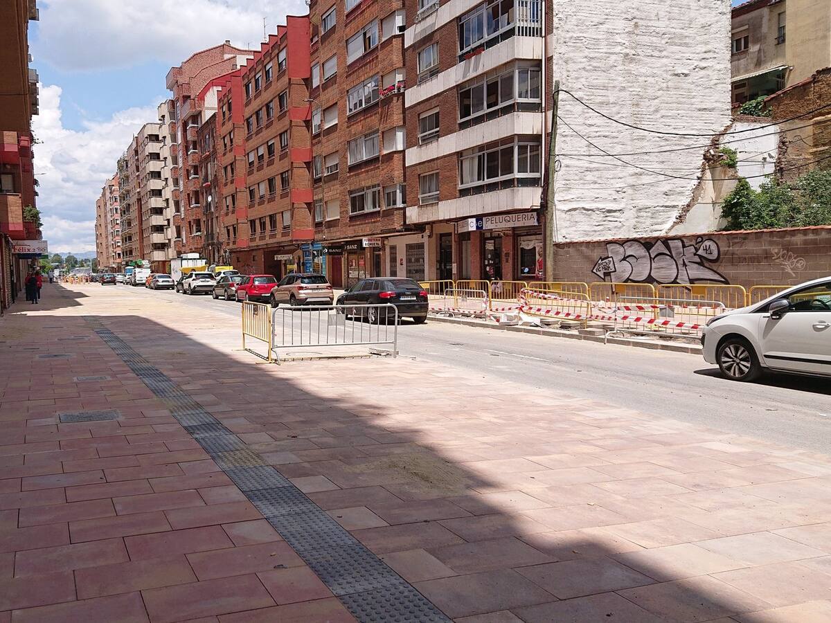 La asociación de vecinos de la zona, "decepcionada" por la supresión del arbolado previsto en Padre Isla