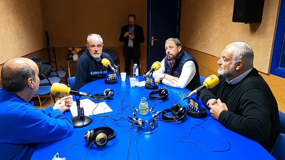 Juan Carlos Najera, Juan Escalzo y Armando Sanjuán, junto a Luis Abadías, en el programa SER Deportivos dedicado a la Orbea Monegros