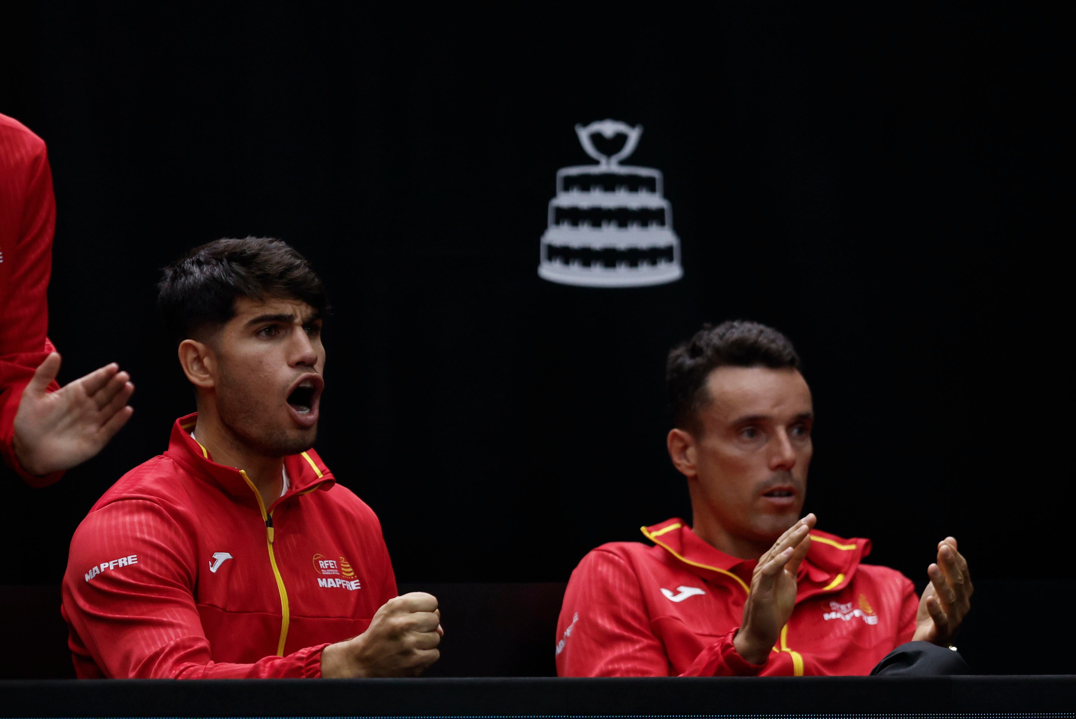 VALENCIA, 15/09/2024.- Los tenistas Carlos Alcaraz (c) y Roberto Bautista (d) animan al español Pablo Carreño durante su partido contra el ustraliano Jordan Thompson durante la manga por la primera plaza del Grupo B de la Fase Final de la Copa Davis en la última jornada de la competición, este domingo en Valencia. EFE/ Biel Aliño
