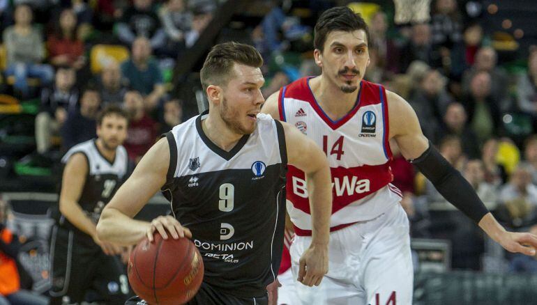 GRA528. BILBAO. 20/01/2016.- El escolta letón del Dominion Bilbao Basket Dairis Bertáns (i) se escapa del bosnio Nihad Djedovic, del Bayern Múnich, durante el partido correspondiente a la tercera jornada de Last 32 de la Eurocopa que se juega esta noche e