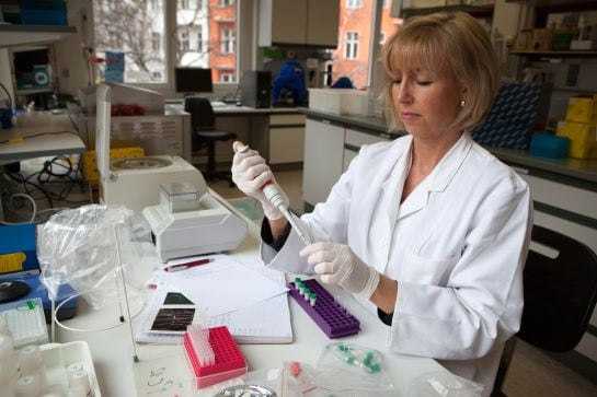 Una investigadora trabaja en un laboratorio.