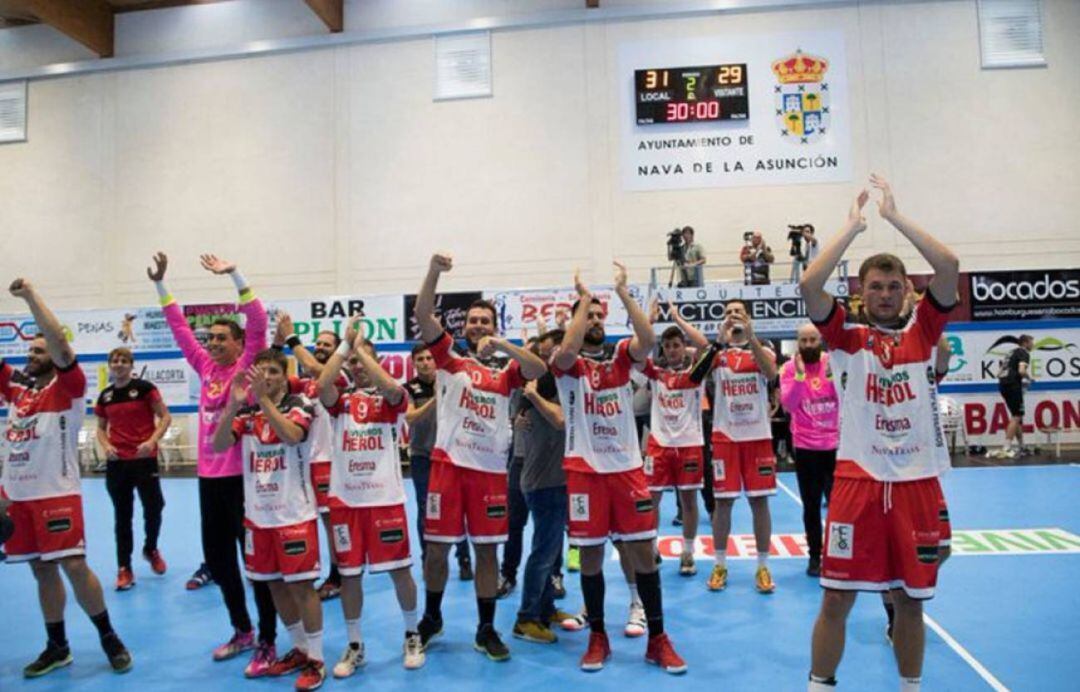 Jugadores del Viveros Herol Balommano Nava celebran un triunfo en la liga Asobal