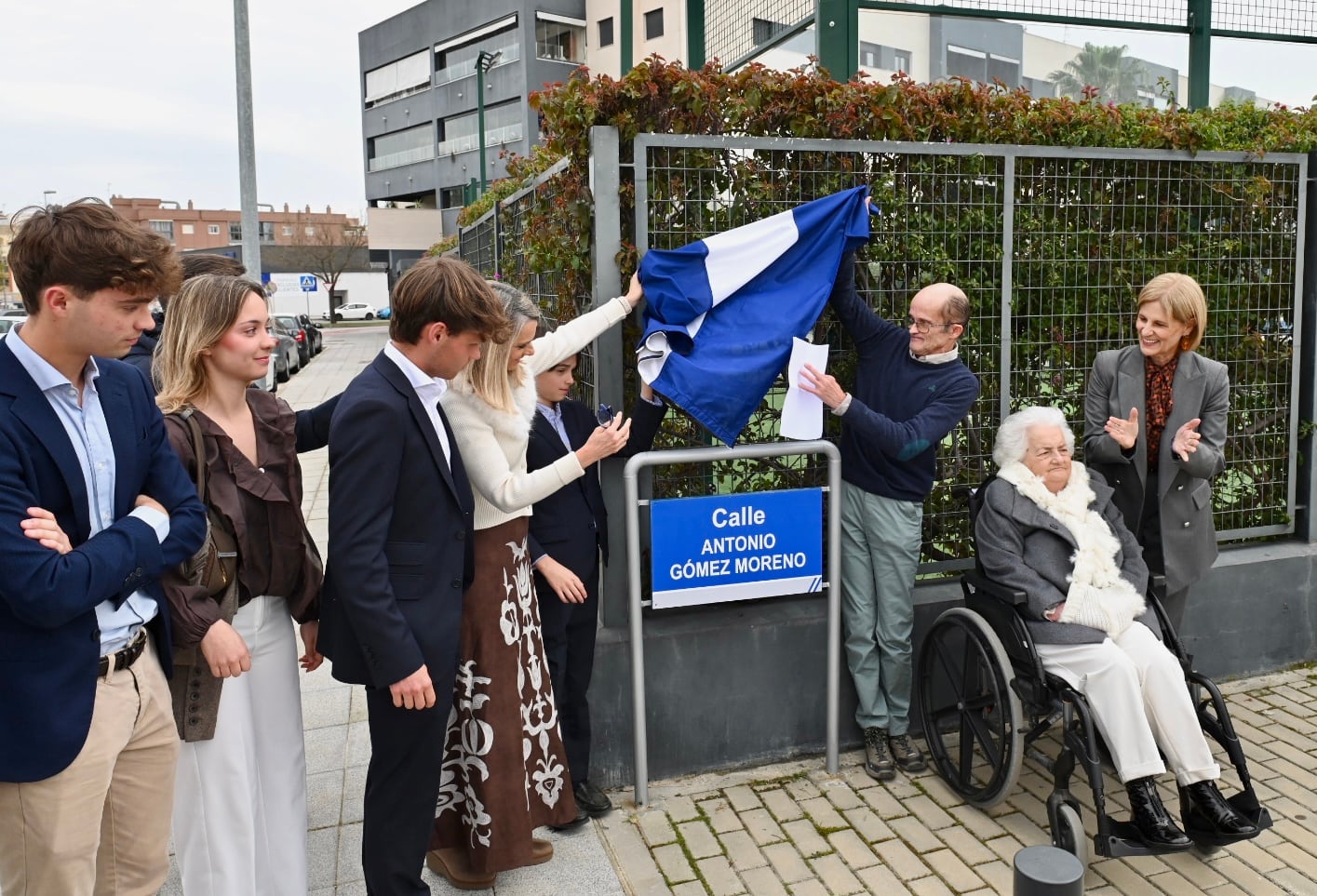Familiares de Antonio Gómez durante la inauguración de la calle que lleva ya su nombre