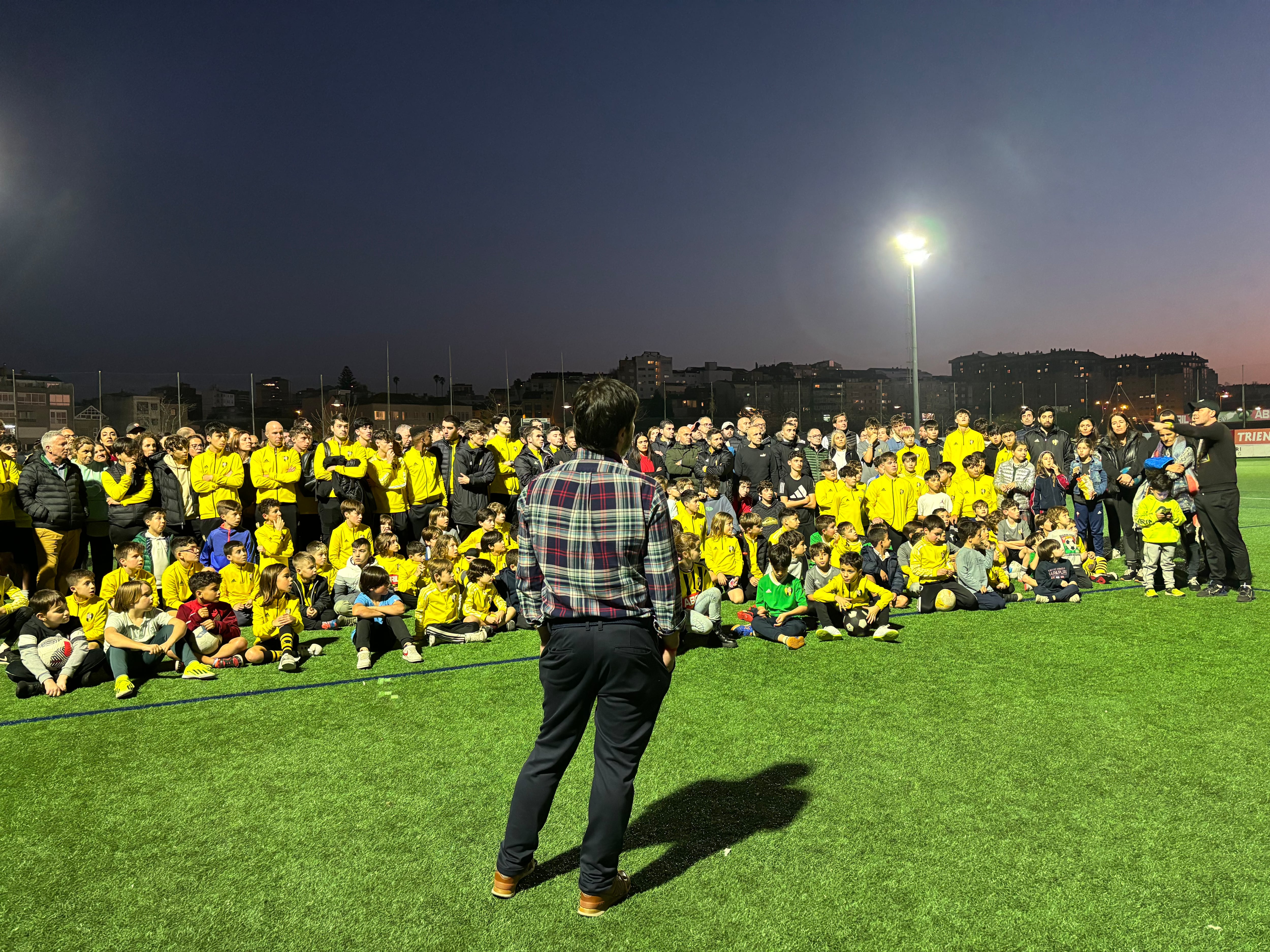 El gerente del Rápido de Bouzas ante los entrenadores, padres madres y niños del fútbol base del Rápido de Bouzas