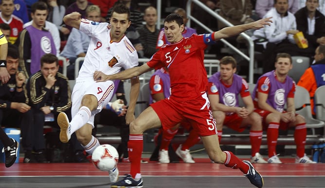 Fotografía facilitada por la Federación Española de Fútbol del pívot de España Rafael Usín disputando el balón con el ala de Rusia Sergey Sergeev durante la final de la Eurocopa 2012 de fútbol sala que disputan ambas selecciones esta noche en el Zagreb Ar